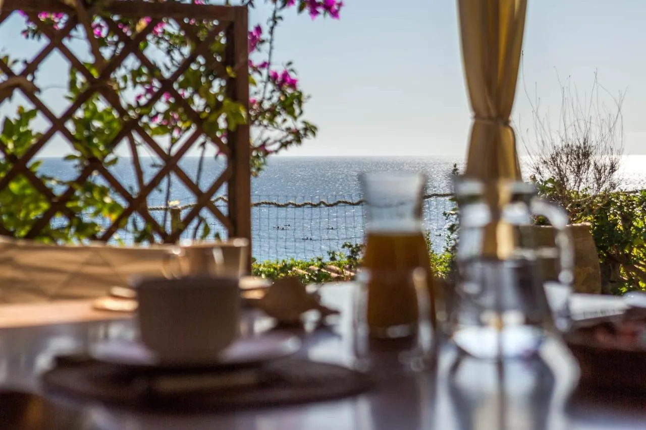 Luna Bay Home Retreat Con Vista Sulla Baia Di Porto Luna A 2 Km Da Villasimiusの連絡先